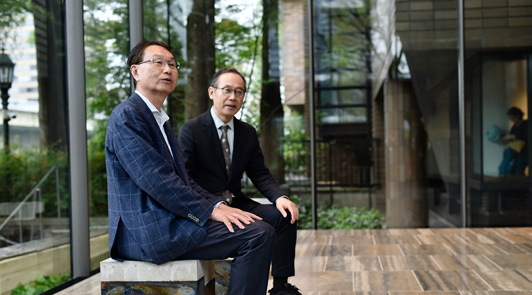 ベンチに座る原田と小林