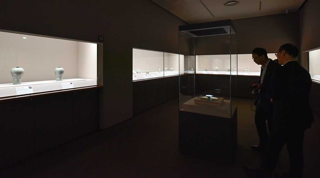 展示を見る原田と小林